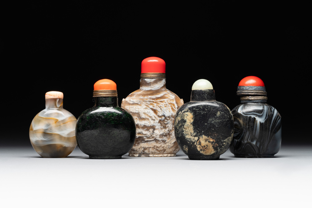 Five Chinese hardstone and glass snuff bottles, 19/20th C.