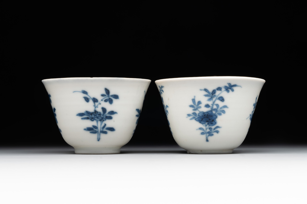 A pair of fine Chinese blue and white cups, Chenghua mark, Kangxi - Rob  Michiels Auctions