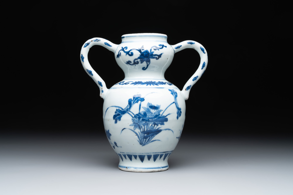A Chinese blue and white vase with floral design and two handles, Transitional period