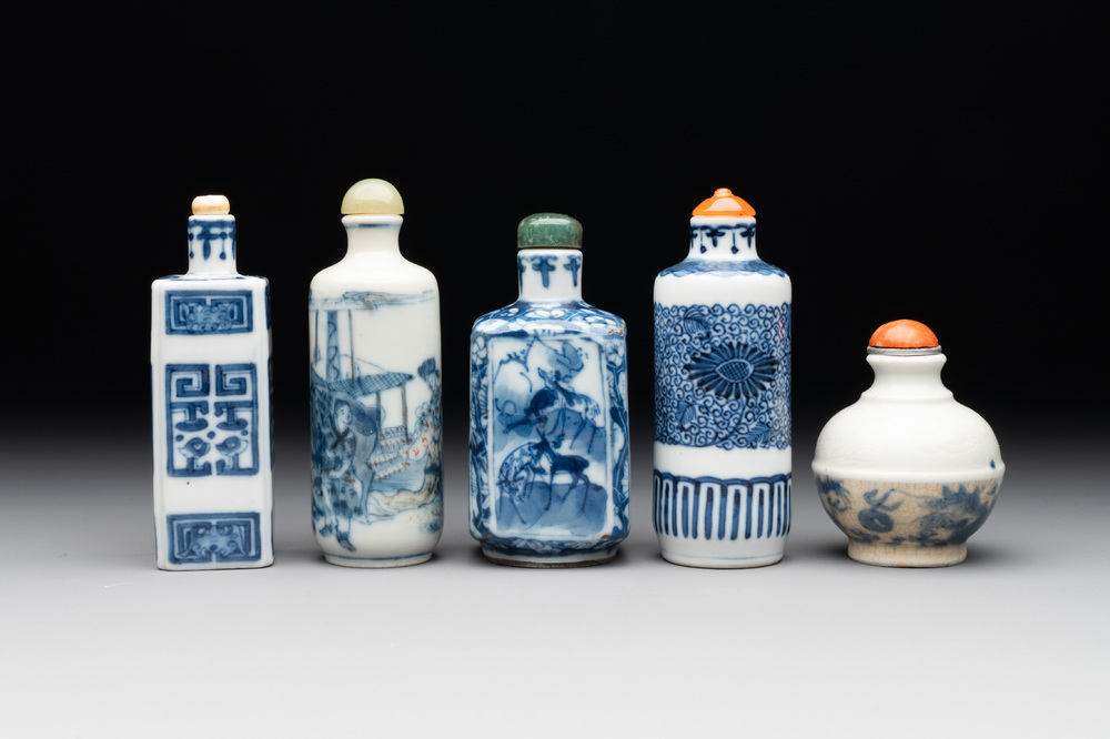 Five Chinese blue, white, copper-red and ge-type snuff bottles, Xuande, Yongzheng and Wan Yu 玩玉 mark, 18/19th C.