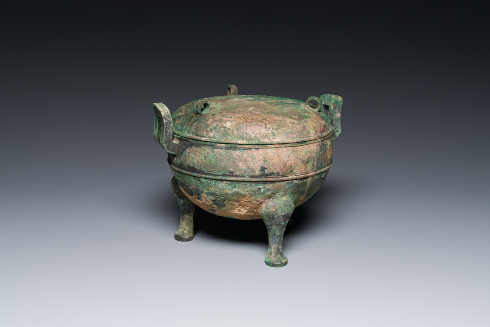 A Chinese archaic bronze tripod vessel and cover, 'ding 鼎', Eastern Zhou, Spring and Autumn period