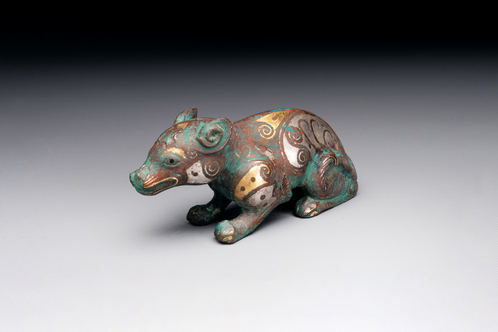 A rare Chinese gold and silver-inlaid bronze paperweight in the shape of a tapir '貘', Warring States period
