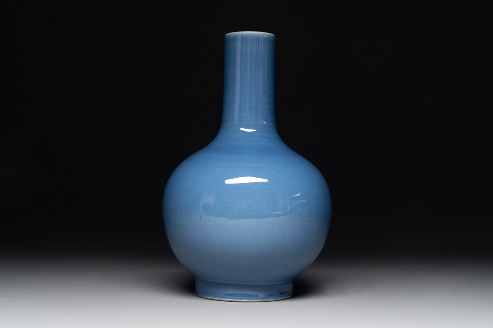 A Chinese lavender-blue-glazed bottle vase, 19/20th C.