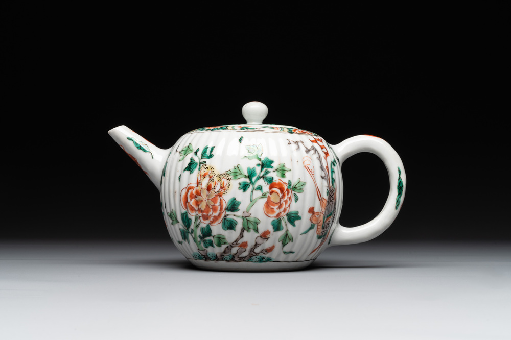 A Chinese famille verte 'phoenixes and peonies' teapot, Kangxi