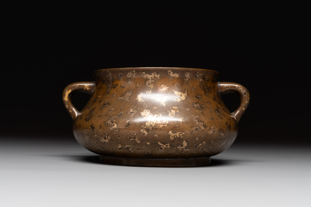A Chinese gold-splashed bronze censer, Xuande mark, 18/19th C.