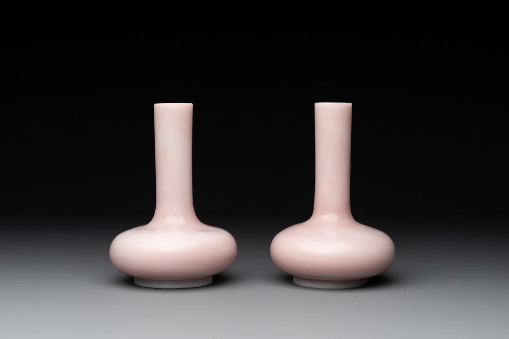 A pair of Chinese pink Peking glass bottle vases, Qing