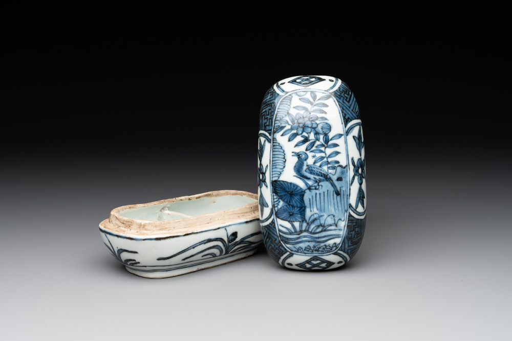 A Chinese blue and white 'kraak' porcelain betel box and cover with a bird on a rock, Wanli