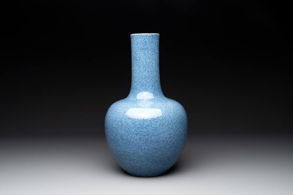 A Chinese monochrome powder blue bottle vase, 19/20 th C.