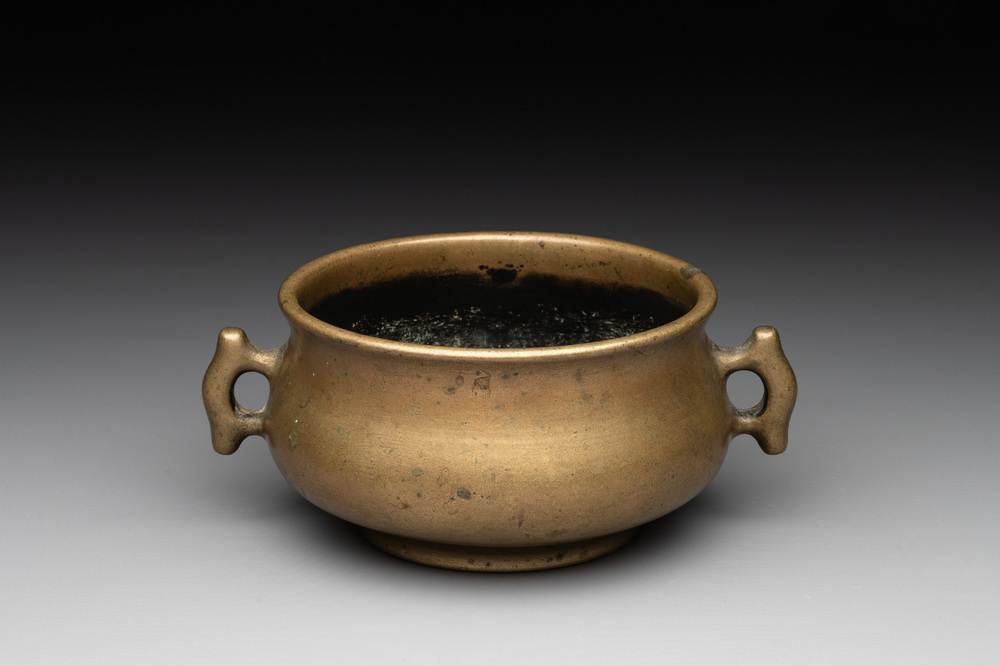 A Chinese bronze censer with 'ji 戟' handles, Xuande mark, 18th C.