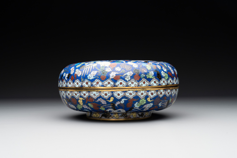 A Chinese cloisonn&eacute; 'cranes' box and cover, 19th C.