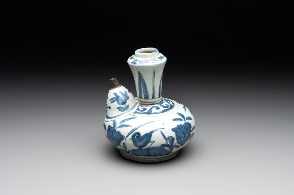 A Chinese blue and white 'kraak' porcelain 'bird' kendi, Wanli
