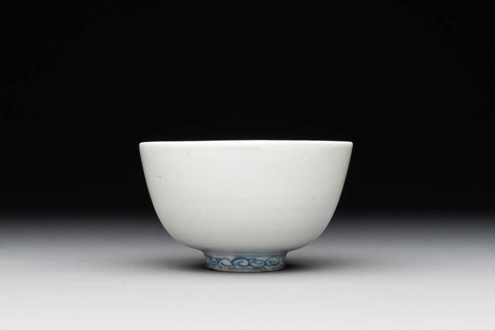 A Chinese blue and white anhua bowl, late Ming