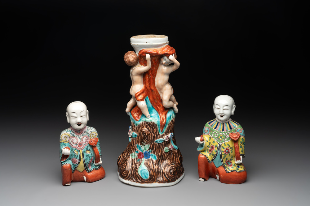 A Chinese export faux-bois stand with two putti and two famille rose boys, Qianlong/Jiaqing