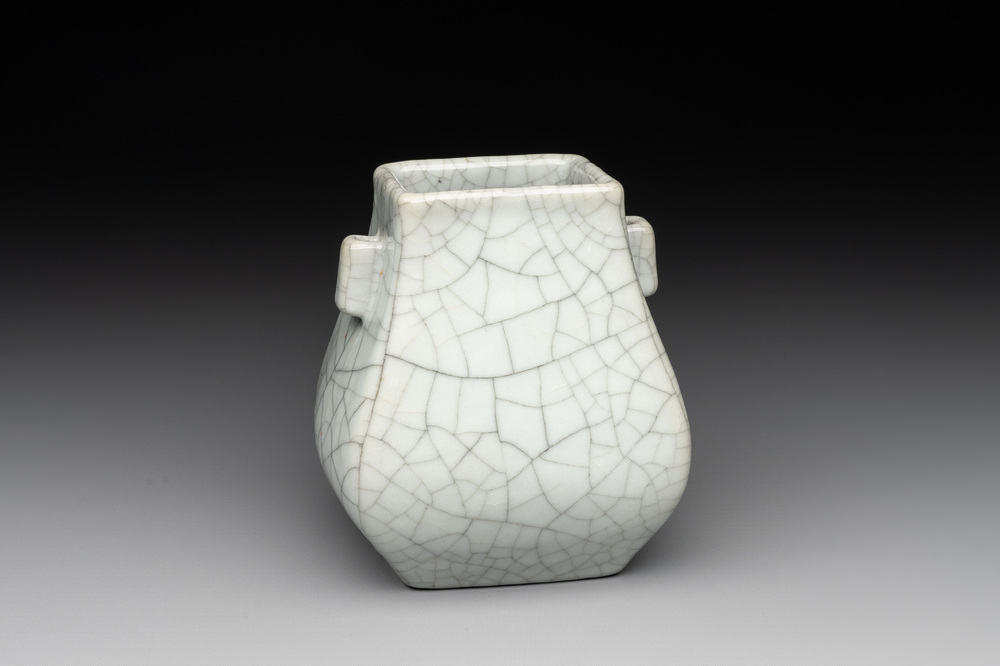 A small Chinese ge-type 'hu' vase, 18/19th C.
