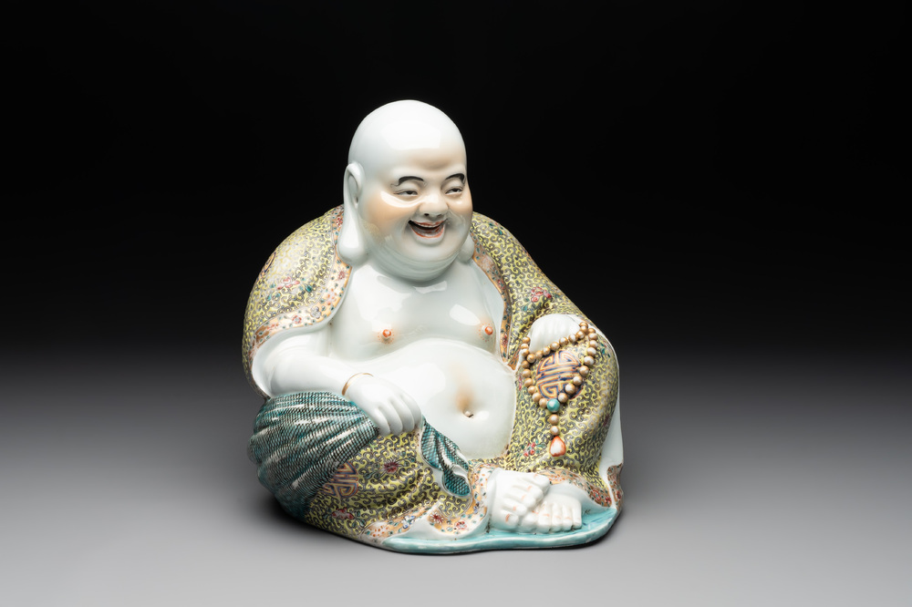 A large Chinese famille rose Buddha, Xu Dequan 徐德全 mark, 19/20th C.
