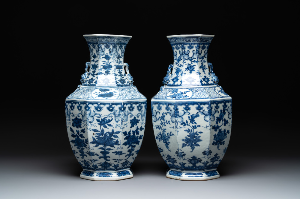 A pair of Chinese blue and white octagonal vases with floral design, 19th C.