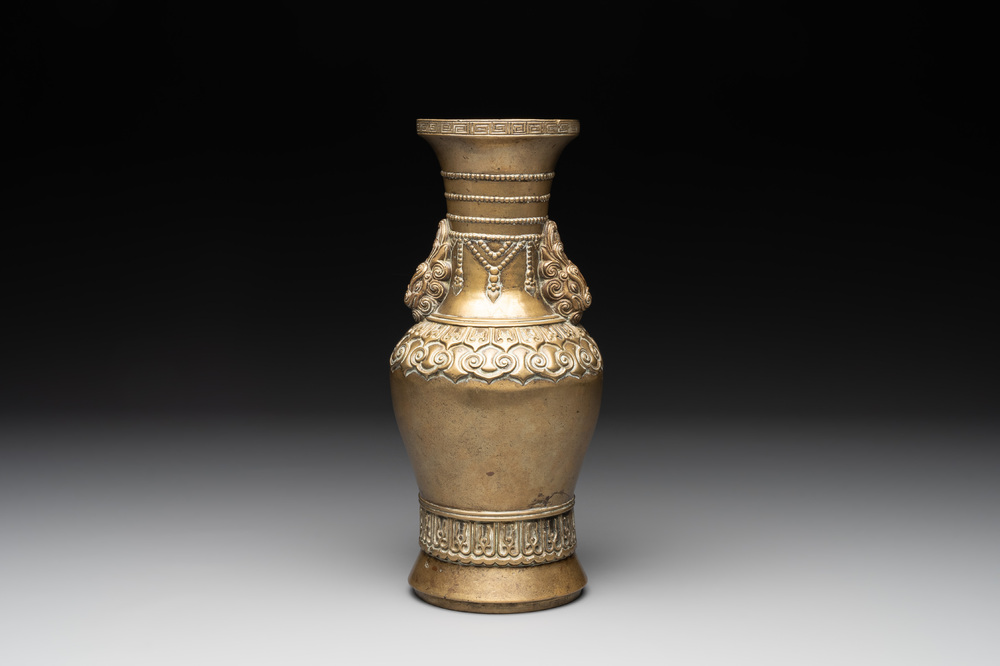 A Chinese bronze vase with lion-form handles, 17/18th C.