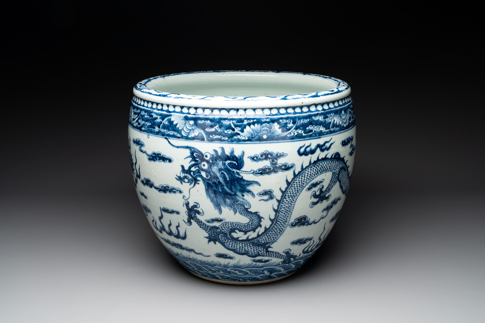 A Chinese blue and white 'dragon' fish bowl, 19th C.