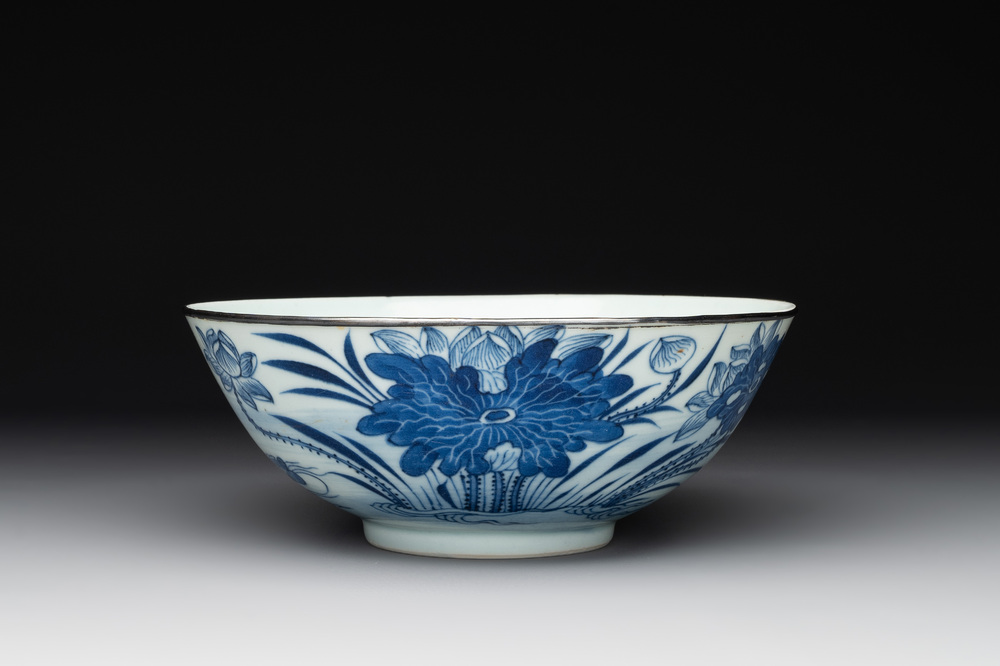 A Chinese blue and white 'Bleu de Hue' bowl for the Vietnamese market, chơi ngọc 玩玉 mark, 19th C.