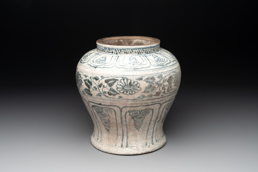 An Annamese or Vietnamese blue and white jar with floral design, 15/16th C.