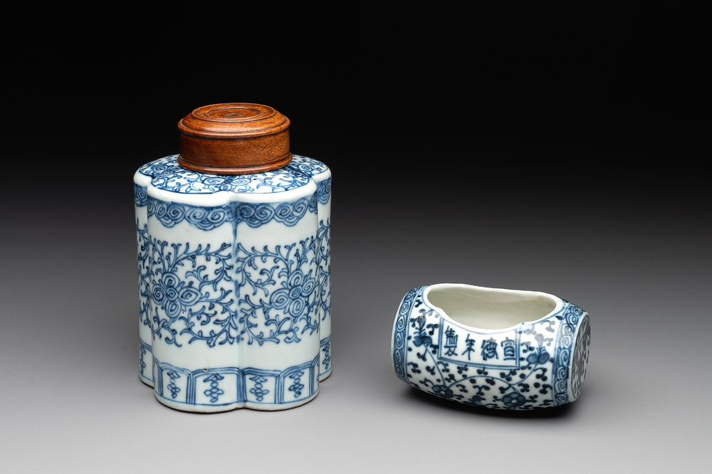 A Chinese blue and white tea caddy with wooden cover and a bird feeder, Xuande mark, 19th C.