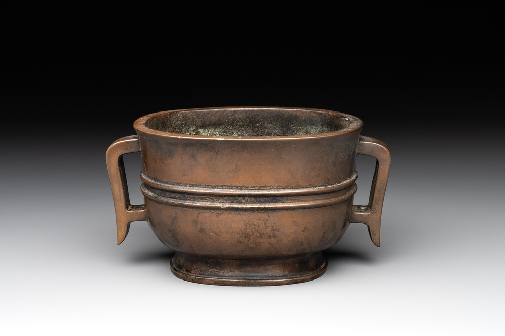 A Chinese bronze oval censer with handles, Shu Yuan 恕園 mark, 19th C.