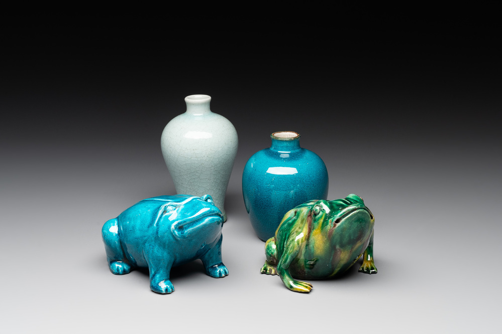 Two Chinese monochrome-glazed vases and two frogs, 19th C.