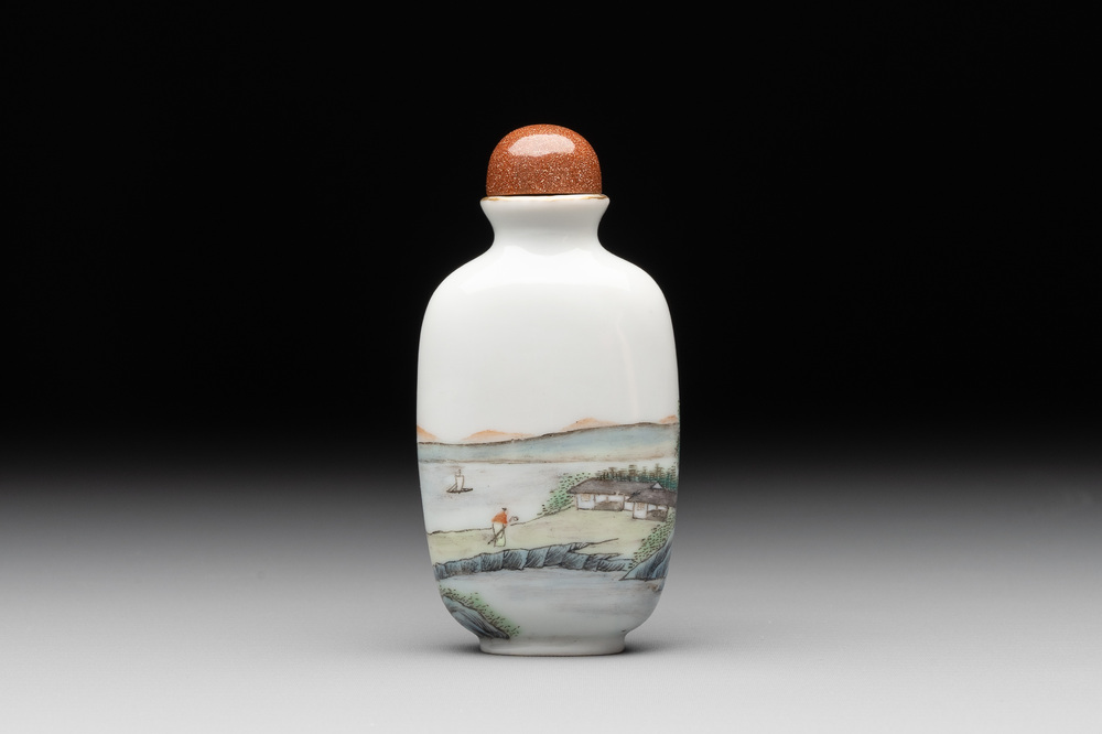 A Chinese famille verte snuff bottle, Ting Song Zhai 聽松齋 mark, 20th C.