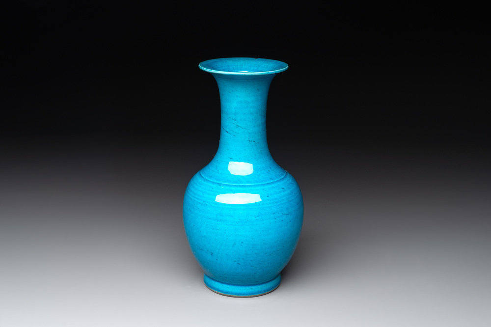 A Chinese turquoise-glazed vase, 18/19th C.