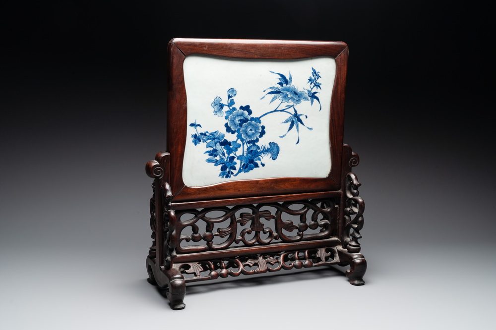 A Chinese blue and white plaque with floral design in a carved wooden screen, 19/20th C.