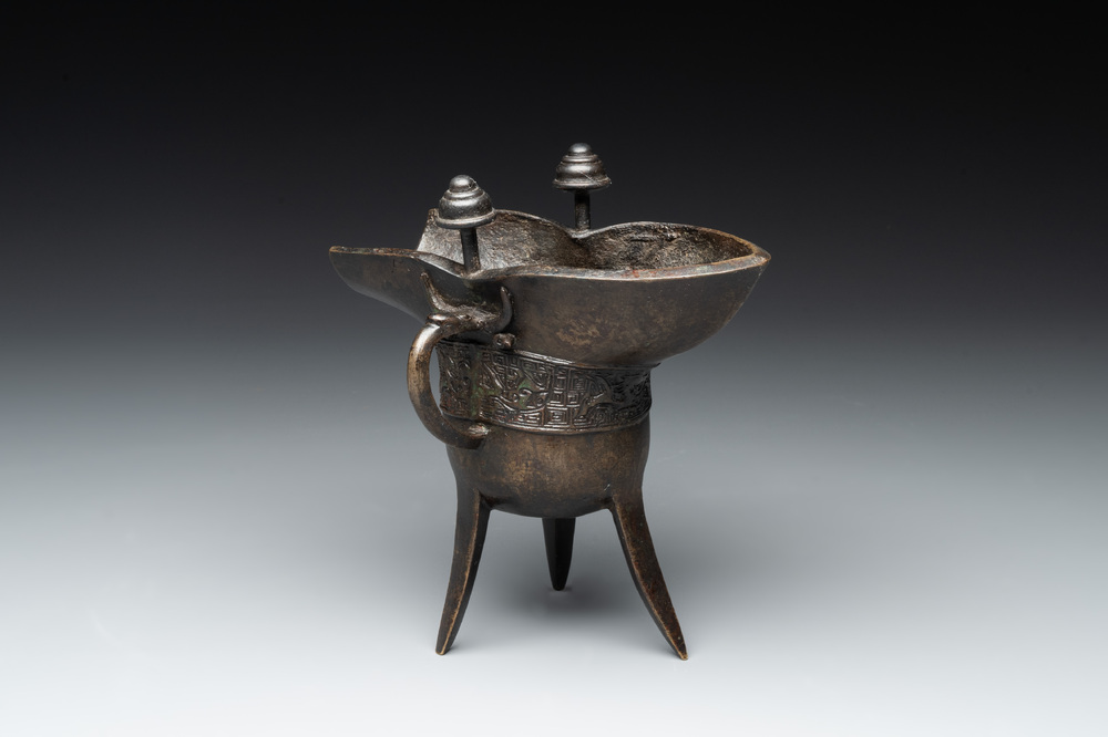 A Chinese archaistic bronze ritual wine vessel, 'jue 爵', 17/18th C.