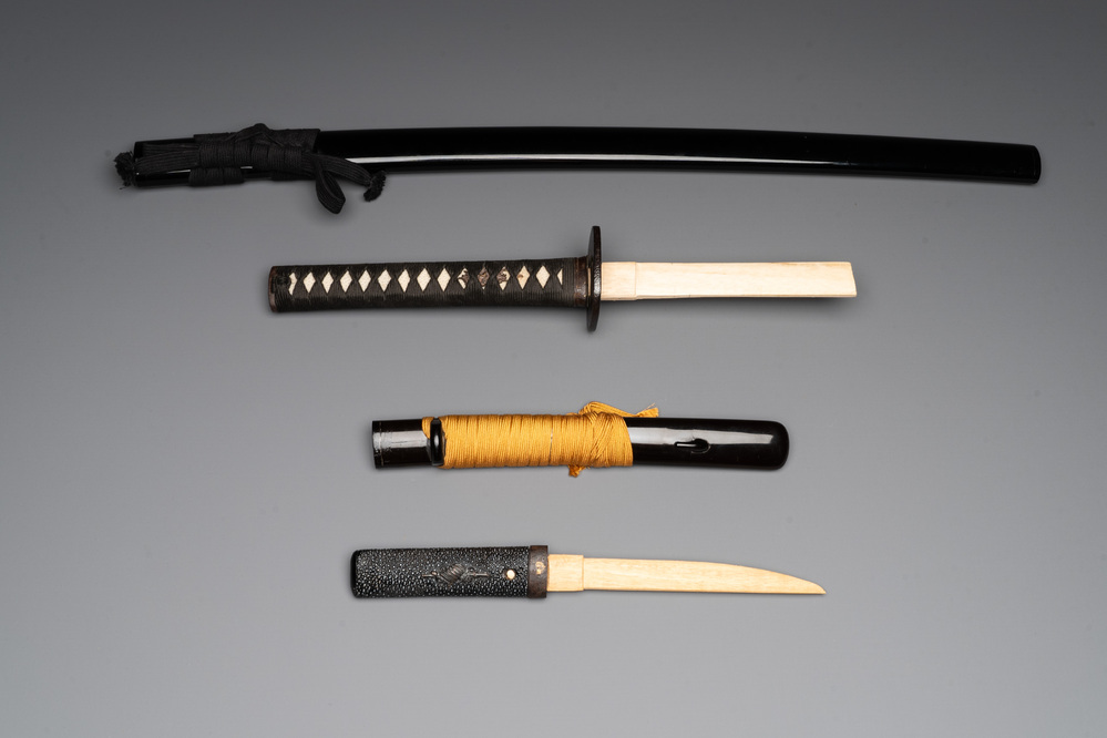 A Japanase katana koshirae and a tanto koshirae with lacquered sheaths, Edo, 18/19th C.