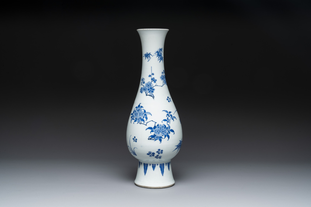 A Chinese blue and white pear-shaped vase with floral design, Transitional period