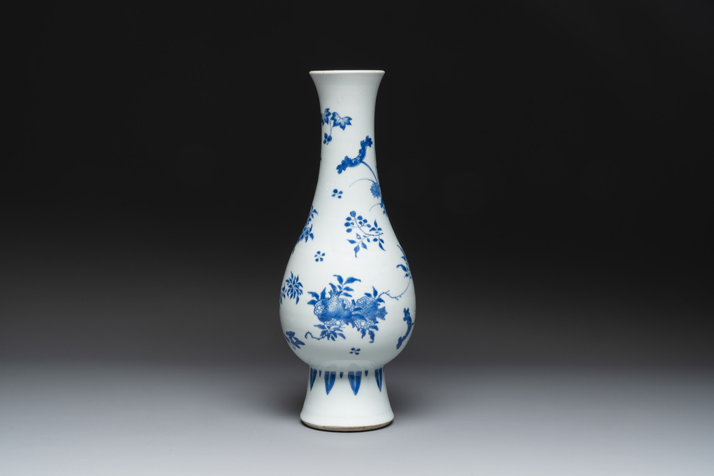 A Chinese blue and white pear-shaped vase with floral design, Transitional period