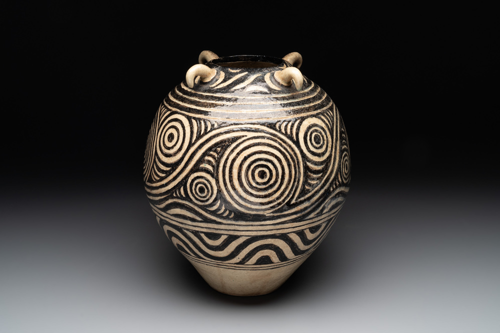 A Chinese archaistic Majiayao-style black-glazed jar, 19th C.