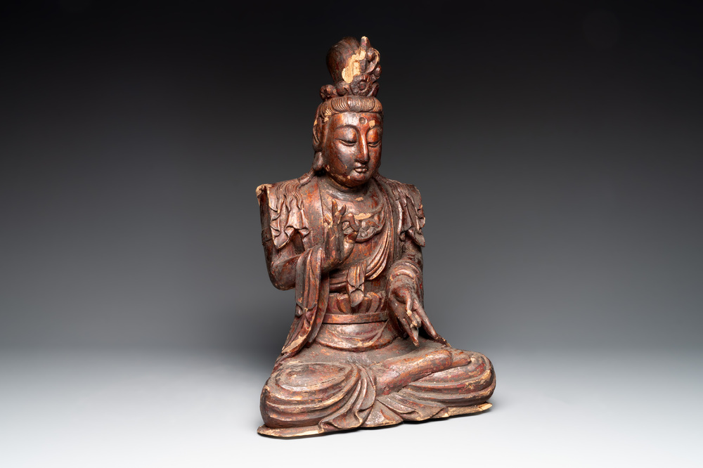 A Chinese gilt-lacquered wooden sculpture of Buddha, 18/19th C.