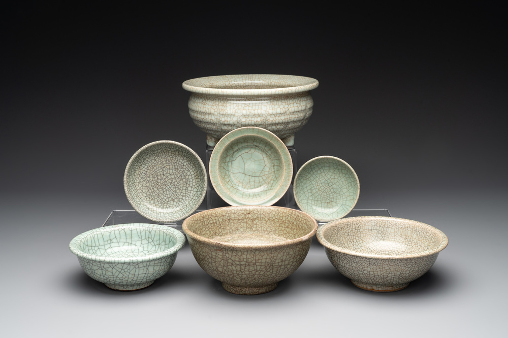 A Chinese ge-type censer, three bowls and three plates, 19th C.