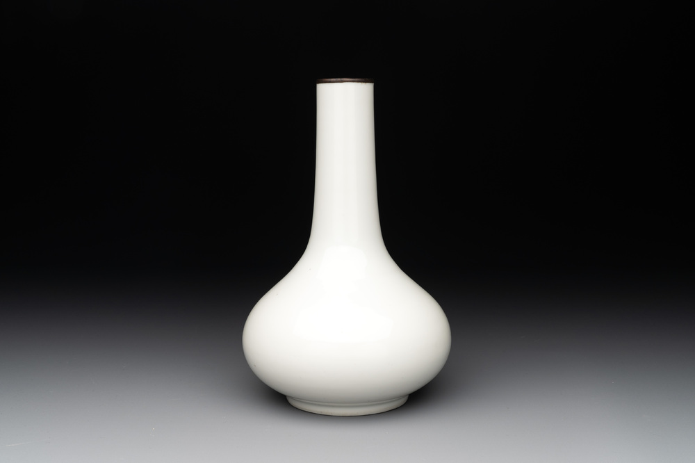A Chinese white-glazed bottle vase, Gu Jin 古今 mark, 19th C.