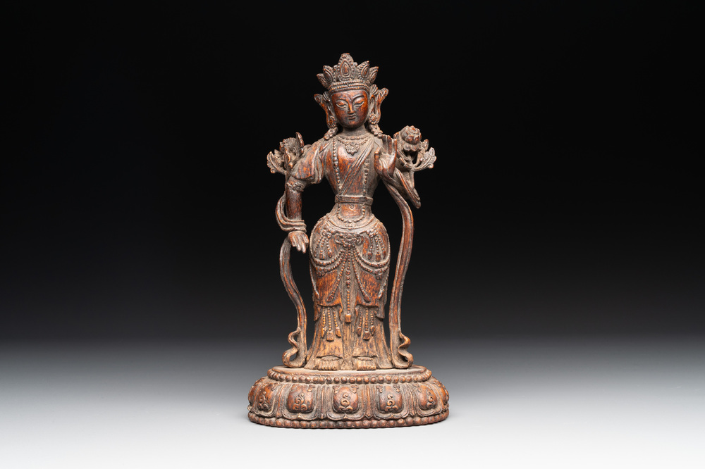 A fine Chinese agarwood Avalokiteshvara Padmapani, 18/19th C.