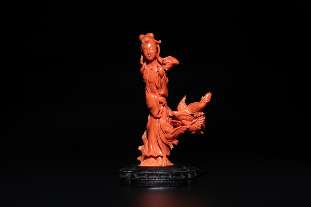 A Chinese red coral sculpture of a lady accompanied by four doves on wooden stand, 19/20th C.