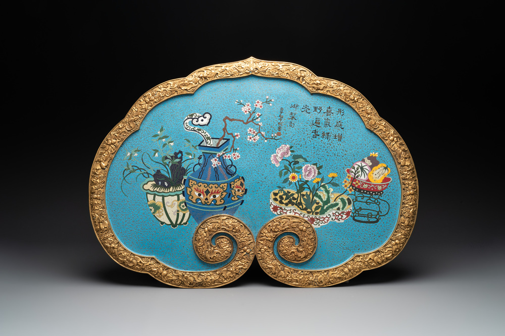 A large Chinese cloisonn&eacute; ruyi-shaped plaque with antiquities, 19/20th C.
