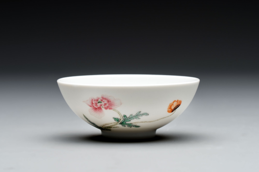 A Chinese famille rose bowl with floral design, Yongzheng mark, 20th C.