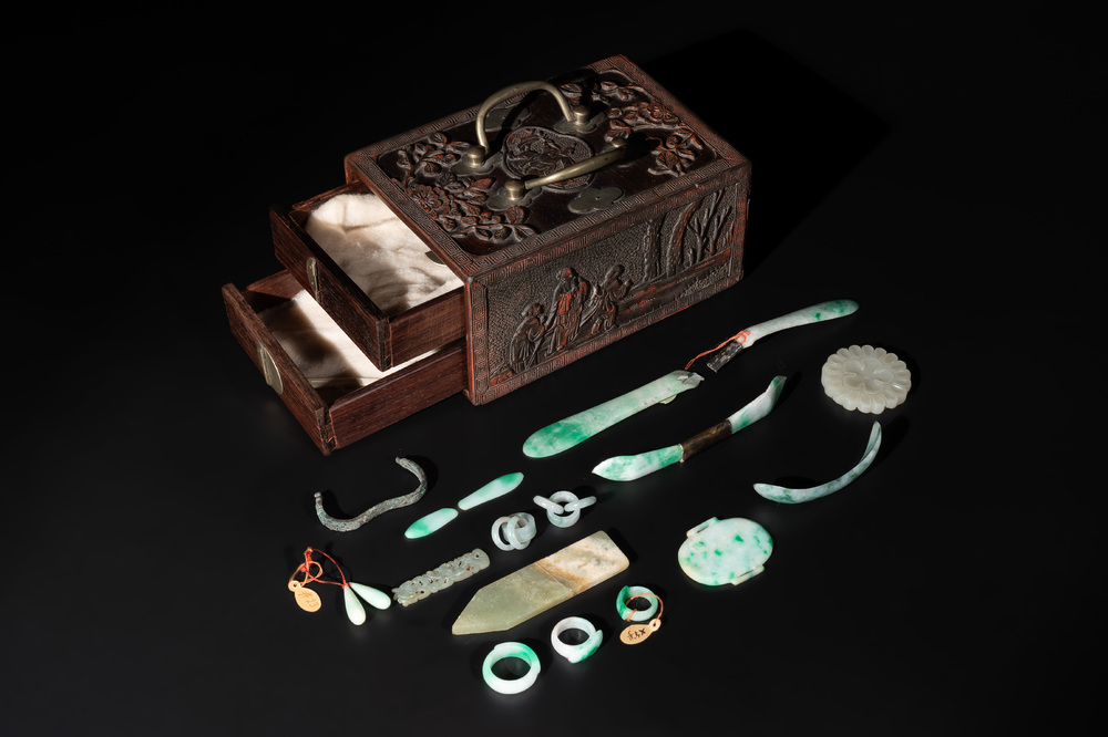 A Chinese lacquered hardwood jewellery box with a collection of 17 jade wares, 18/19th C.