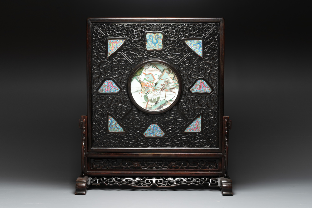 A large Chinese openworked wooden screen with famille verte and famille rose plaques, 18/19th C.