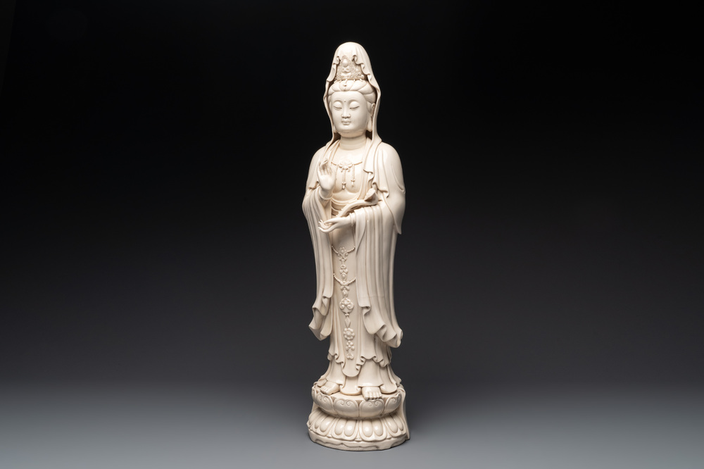 A large Chinese Dehua blanc de Chine figure of Guanyin holding a ruyi, He Chaozong 何朝宗 and Dehua 德化 mark, 20th C.