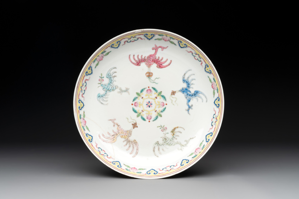 A Chinese famille rose 'bats and peaches' plate, Xie Zhu Zhu Ren 薢竹主人造 mark, 19th C.