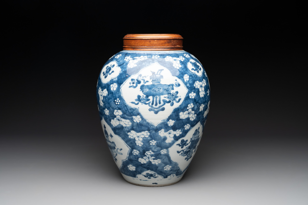 A Chinese blue and white 'prunus on cracked ice' jar with wooden cover, 19th C.