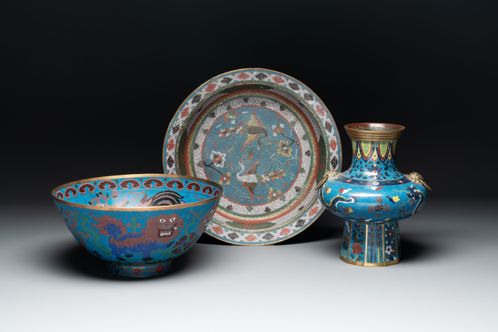 A Chinese cloisonn&eacute; vase, a bowl and a basin, 19/20th C.