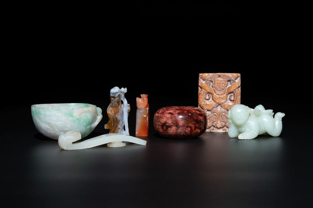 A varied group of seven Chinese jade, jadeite, agate and hardstone carvings, 19/20th C.