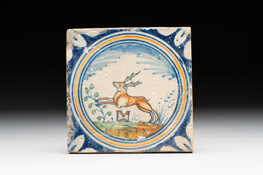 A polychrome Dutch Delft maiolica 'stag' medallion tile, 16/17th C.